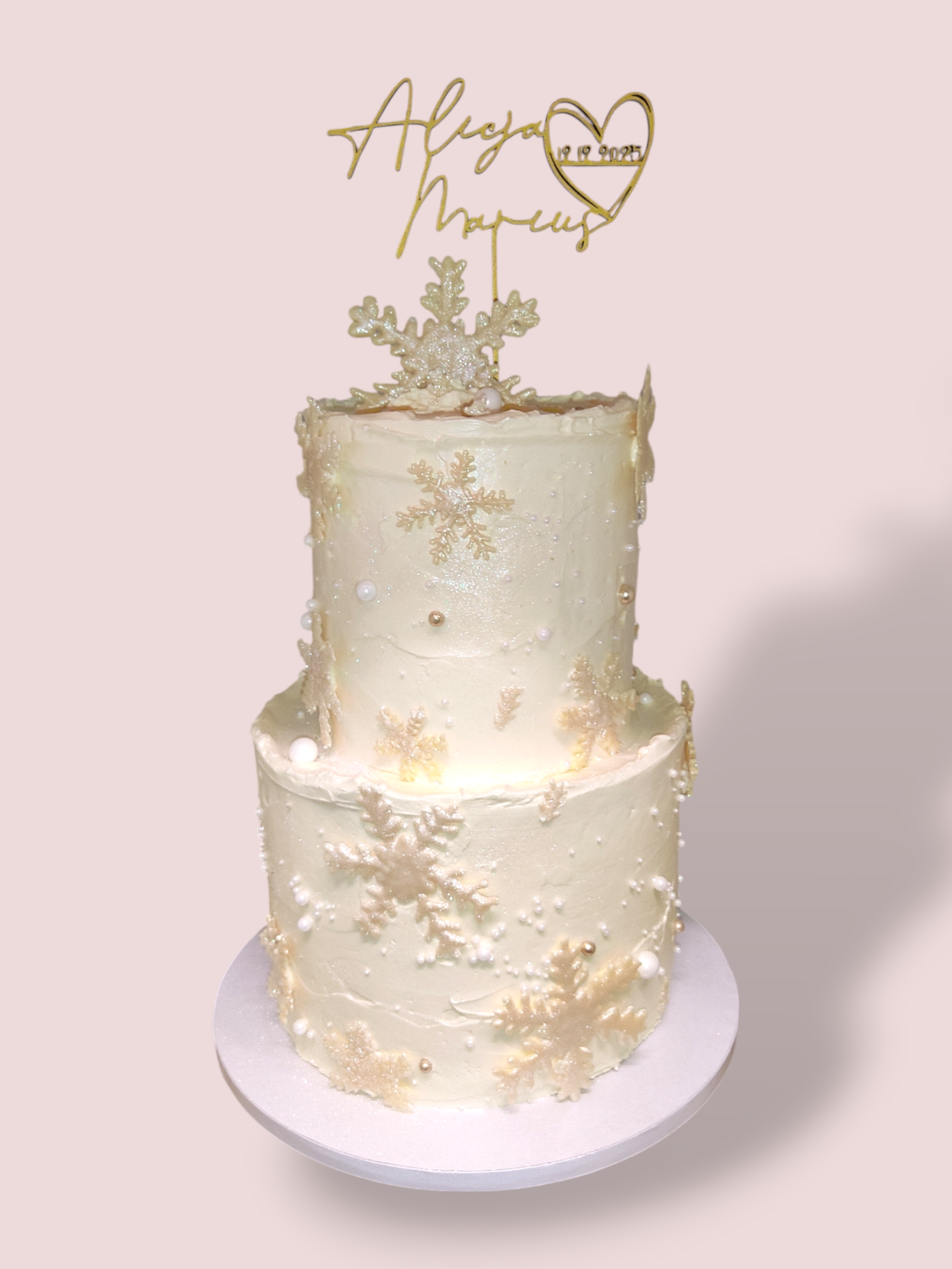 Geburtstagskuchen mit goldener Aufschrift „Happy Birthday“ und dekorativen Toppings.