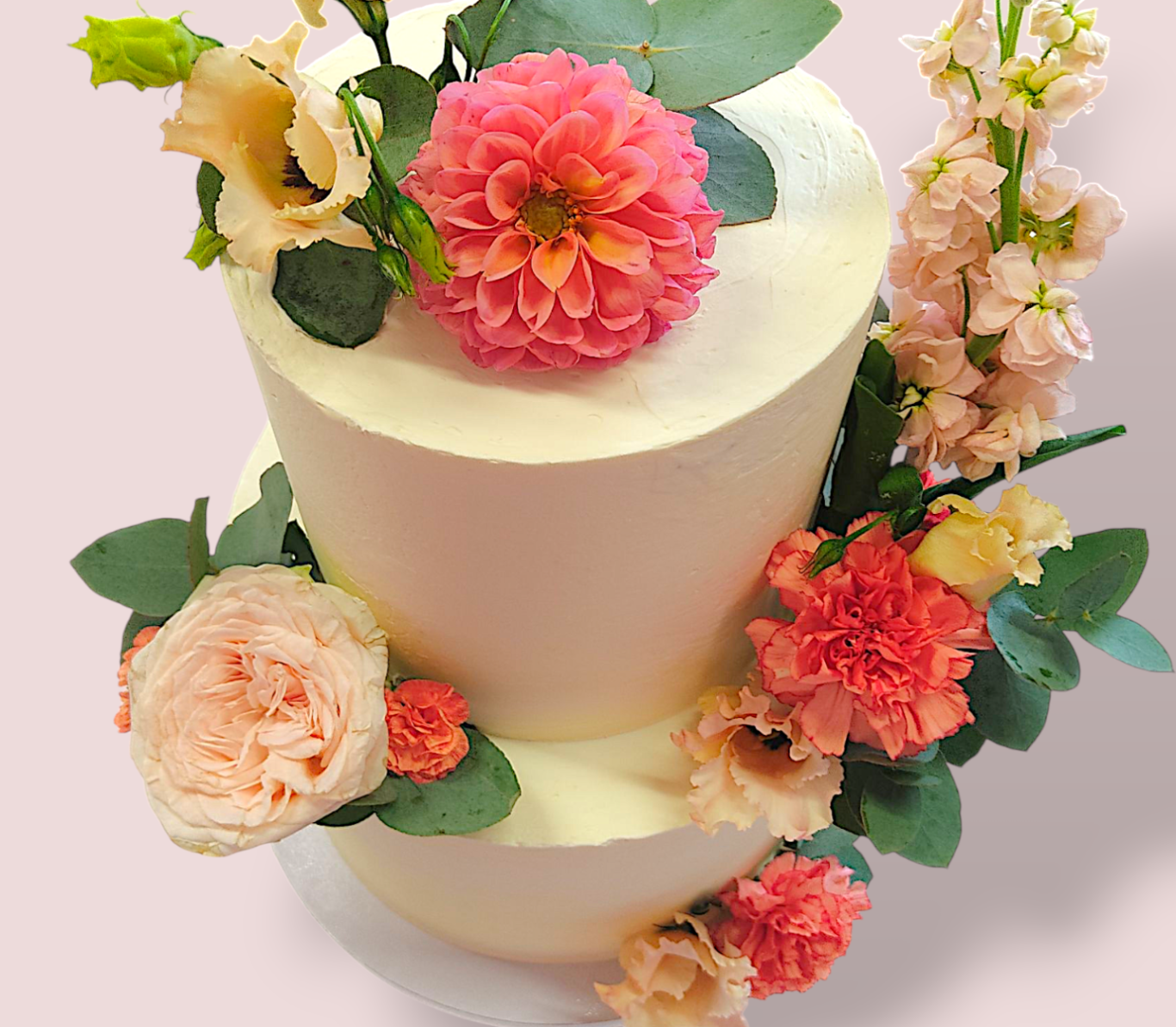 Hochzeitstorte mit Schnörkel und dekorativem Schriftzug "just married" oben.