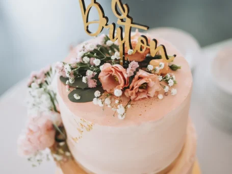 Zwei-stöckige Hochzeitstorte mit Blumen und Blattgold