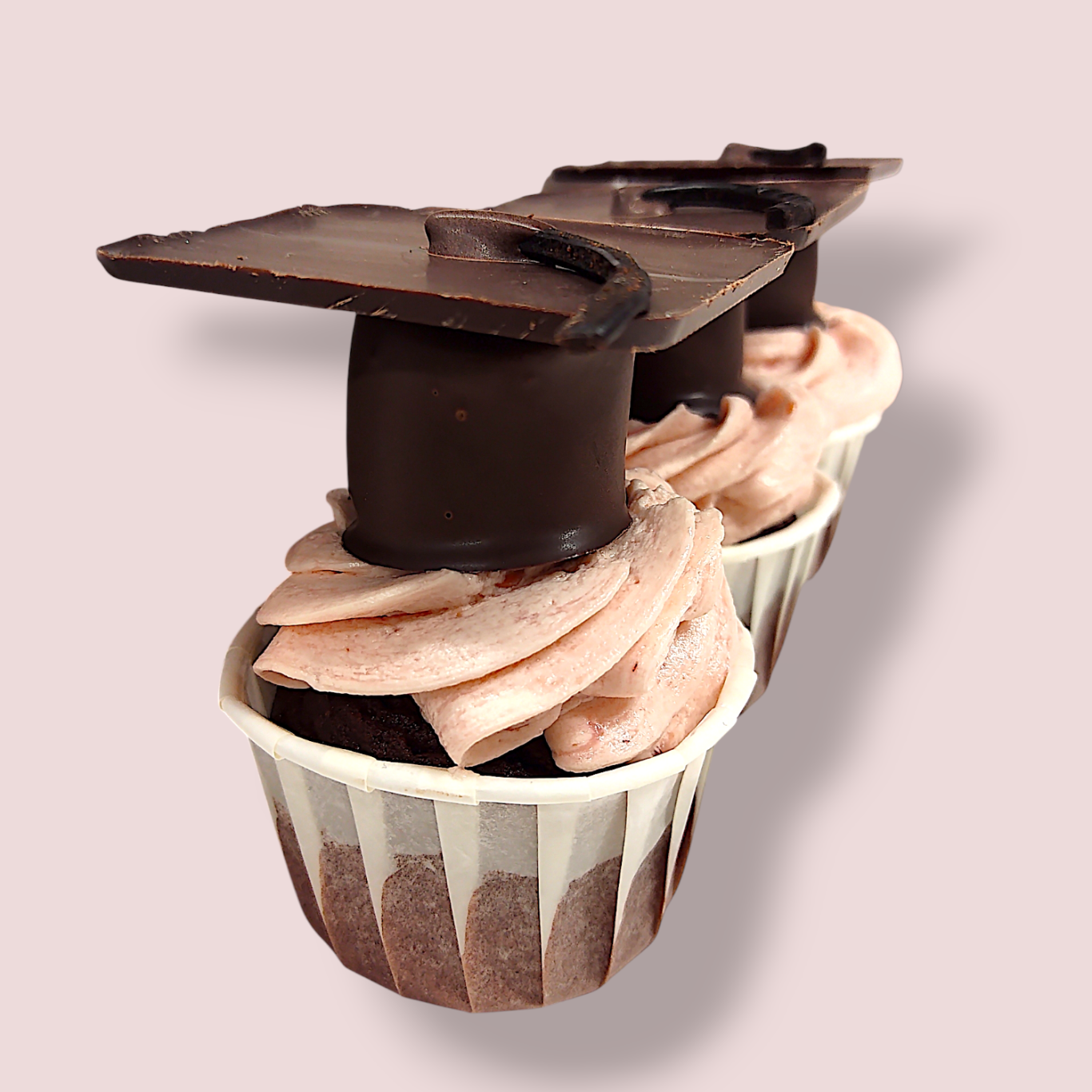 Pastellgrüne Torte mit roten Schleifen, Ruffels und Herzen dekoriert.