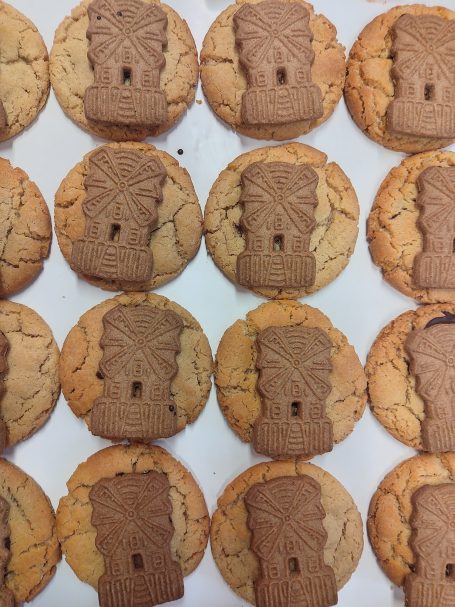 Zwei Farben von Keksen in einem gleichmäßigen Muster angeordnet, braun und beige