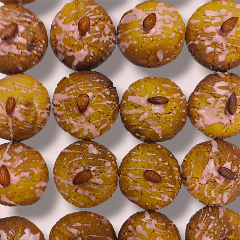 Zweistöckige Torte mit rosa Glasur, Blumen und einem goldenen Namensschild.