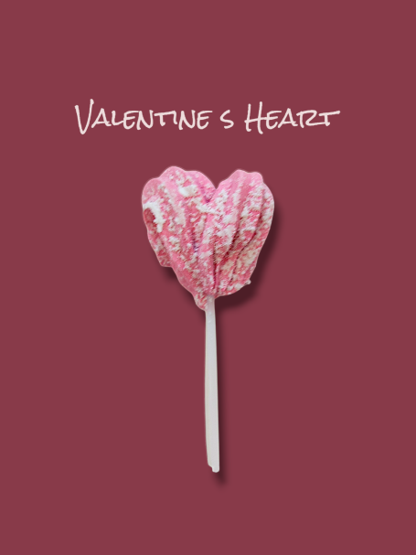 Herzförmiger Marchmallow Lolli in Pink mit Puderzucker auf rotem Hintergrund.