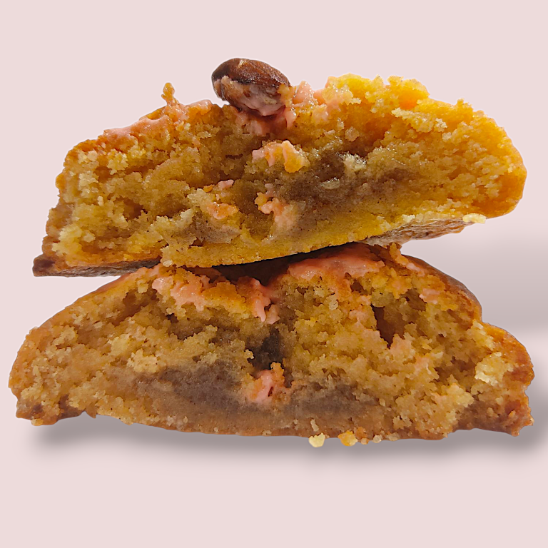 Mandelblüten Cookie Zwei aufeinander liegende, halbierte Kekse mit einer goldenen, weichen Textur.
