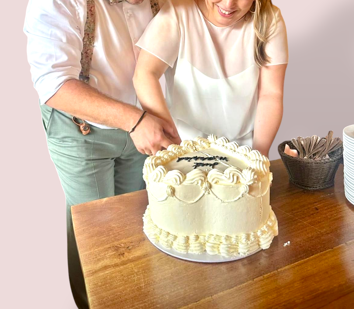 Hochzeitstorte mit Schnörkel und dekorativem Schriftzug "just married" oben.